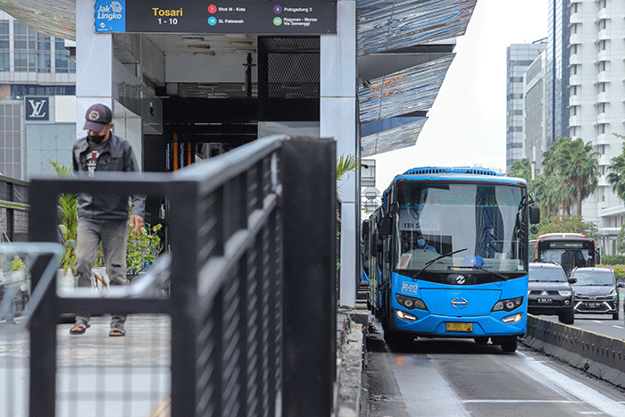 Penumpang menunggu kedatangan bus Transjakarta di Halte Tosari, Jakarta Pusat, Kamis (10/2/2022).
