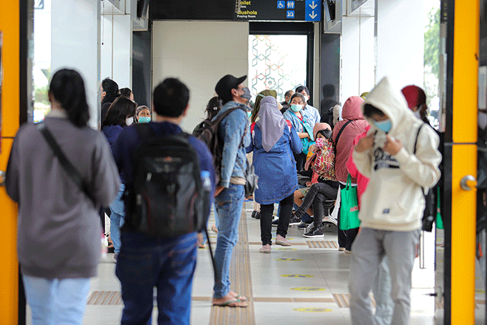 Penumpang menunggu kedatangan bus Transjakarta di Halte Tosari, Jakarta Pusat, Kamis (10/2/2022).