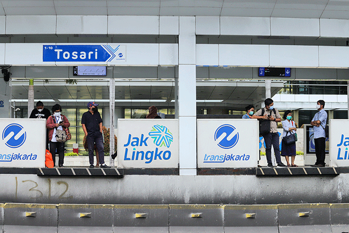 Penumpang menunggu kedatangan bus Transjakarta di Halte Tosari, Jakarta Pusat, Kamis (10/2/2022).