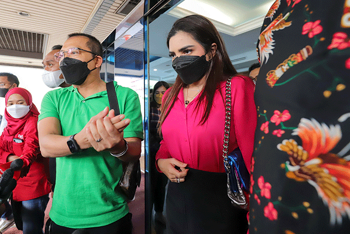 Pasangan selebriti Anang Hermansyah dan Ashanty saat di wawancarai wartawan di gedung Badan Pengawas Perdagangan Berjangka Komoditi, Jumat (11/2/2022).