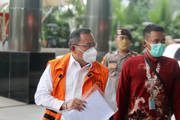 Tersangka Bupati Musi Banyuasin nonaktif, Dodi Reza Alex Noerdin tiba di Gedung Merah Putih KPK, Jakarta, Jumat (11/2/2022).