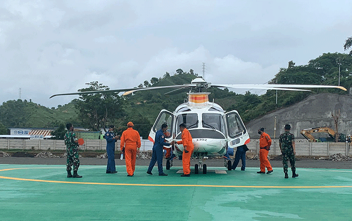 Ketiga helikopter sudah terlihat parkir di area luar sirkuit.
