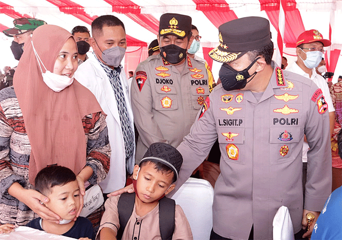 Kapolri Jenderal Listyo Sigit Prabowo meninjau secara langsung pelaksanaan akselerasi vaksinasi di Rumah Sakit (RS) Mandalika.