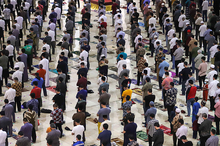 Umat muslim melaksanakan shalat Jumat di Masjid Istiqlal, Jakarta Pusat, Jumat (11/2/2022).
