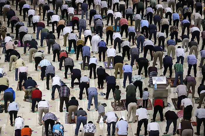 Umat muslim melaksanakan shalat Jumat di Masjid Istiqlal, Jakarta Pusat, Jumat (11/2/2022).