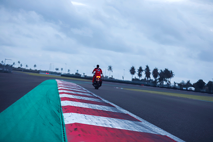 Sejumlah Official Tim pembalap MotoGP memanfaatkan lintasan Sirkuit Mandalika untuk berolahraga di Lombok Tengah, NTB, Kamis (10/2/2022).