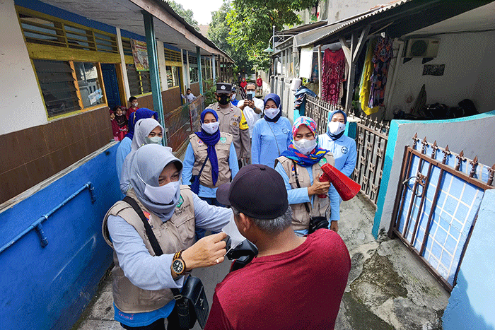 Para ibu-ibu PKK bersama petugas saat mensosialisasikan protokol kesehatan mencegah penyebaran virus Omicron kepada warga Kelurahan Slipi.