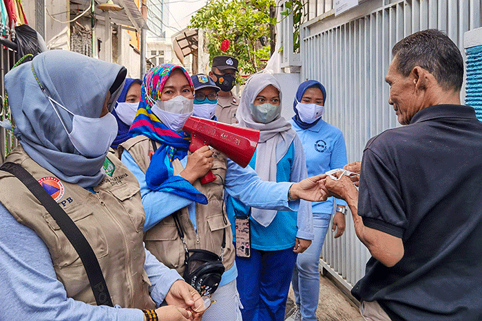 Para ibu-ibu PKK bersama petugas saat mensosialisasikan protokol kesehatan mencegah penyebaran virus Omicron kepada warga Kelurahan Slipi.