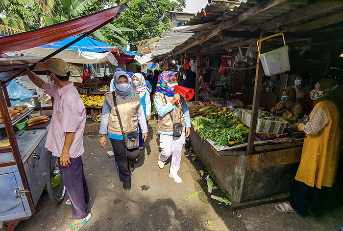 Para ibu-ibu PKK bersama petugas saat mensosialisasikan protokol kesehatan mencegah penyebaran virus Omicron kepada warga Kelurahan Slipi.