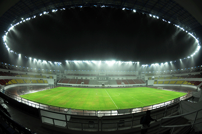 Suasana pencahayaan saat uji coba lampu Stadion Jatidiri Semarang, Jawa Tengah, Kamis (10/2/2022) malam.