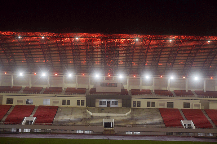 Suasana pencahayaan saat uji coba lampu Stadion Jatidiri Semarang, Jawa Tengah, Kamis (10/2/2022) malam.
