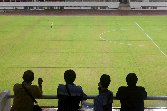 Suasana pencahayaan saat uji coba lampu Stadion Jatidiri Semarang, Jawa Tengah, Kamis (10/2/2022) malam.