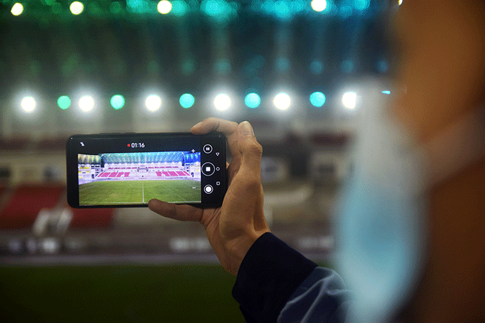 Suasana pencahayaan saat uji coba lampu Stadion Jatidiri Semarang, Jawa Tengah, Kamis (10/2/2022) malam.