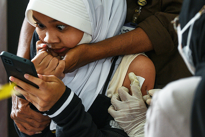 Vaksinasi Covid-19 dosis kedua untuk anak anak usia 6-11 tahun mulai di suntikan petugas vaksinasi Polsekta Ilir Barat (IB) I Palembang.