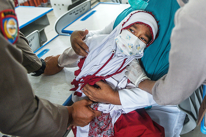 Vaksinasi Covid-19 dosis kedua untuk anak anak usia 6-11 tahun mulai di suntikan petugas vaksinasi Polsekta Ilir Barat (IB) I Palembang.