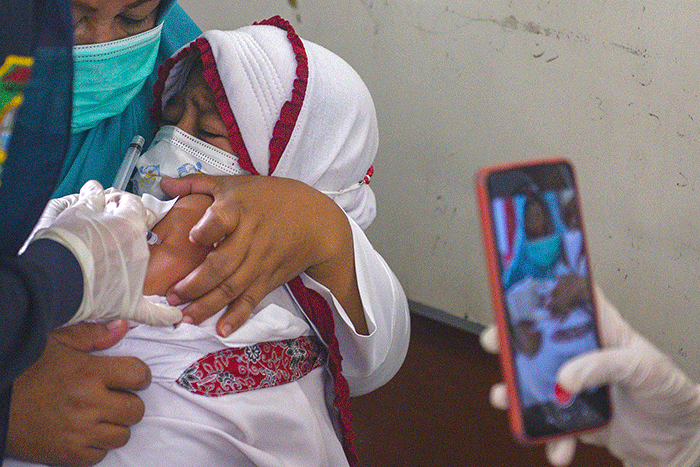 Vaksinasi Covid-19 dosis kedua untuk anak anak usia 6-11 tahun mulai di suntikan petugas vaksinasi Polsekta Ilir Barat (IB) I Palembang.