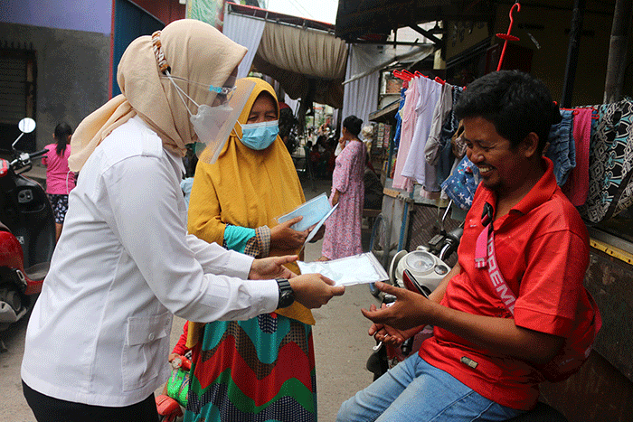 Pembagian masker dan handsanitizer kepada warga Kalibaru, Cilincing, Jakarta Utara, Sabtu (12/2/2022).