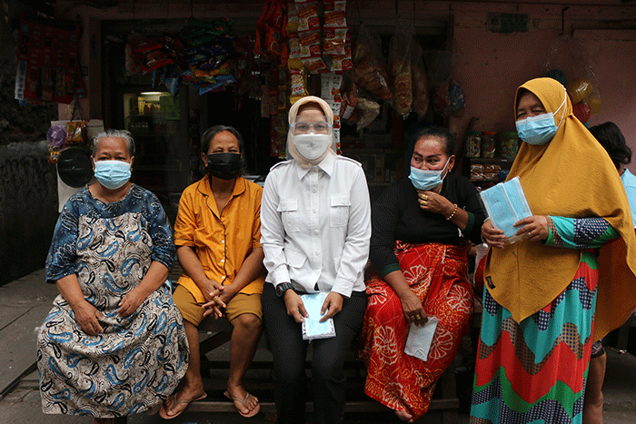 Pembagian masker dan handsanitizer kepada warga Kalibaru, Cilincing, Jakarta Utara, Sabtu (12/2/2022).
