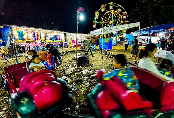 Suasana hiburan wahana permainan pasar malam yang diminati warga karena harga relatif murah di kawasan Jakarta Barat, Jumat (11/2/2022).