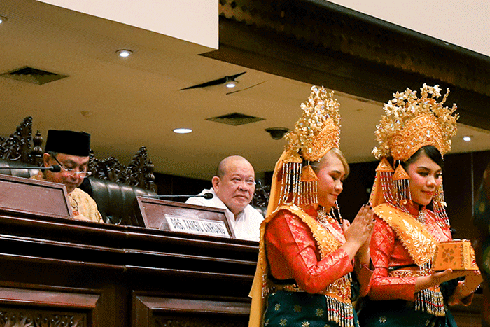 Ketua DPD RI AA LaNyalla Mahmud Mattalitti menghadiri Milad ke-75 Himpunan Mahasiswa Islam (HMI) dengan memotong tumpeng di Jakarta, Sabtu (12/2/2022).