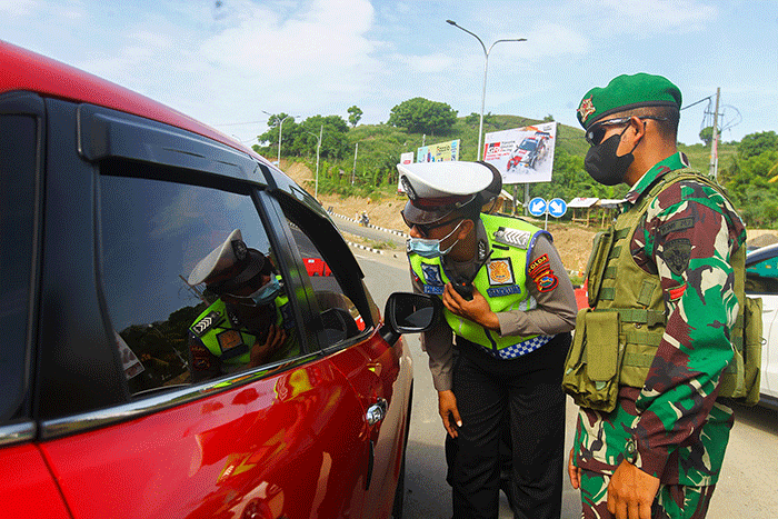 Petugas gabungan berjaga di Tugu Selamat Datang Mandalika, Lombok Tengah, NTB, Minggu (13/2/2022).