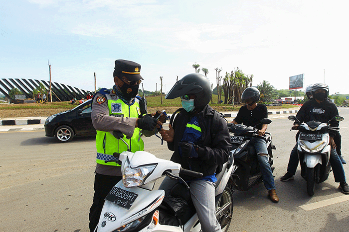 Petugas gabungan berjaga di Tugu Selamat Datang Mandalika, Lombok Tengah, NTB, Minggu (13/2/2022).