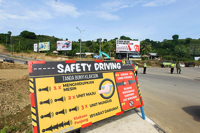 Petugas gabungan berjaga di Tugu Selamat Datang Mandalika, Lombok Tengah, NTB, Minggu (13/2/2022).