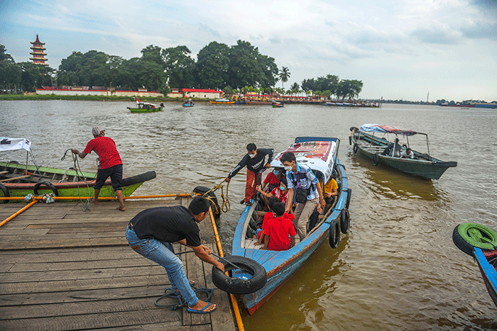Umat Konghucu Kota Palembang melakukan ritual Cap Go Meh di Pulau Kemaro, Minggu (13/2/2022).