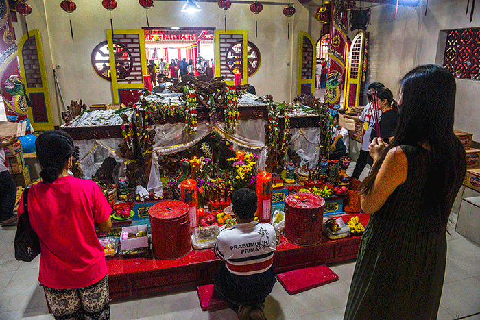 Umat Konghucu Kota Palembang melakukan ritual Cap Go Meh di Pulau Kemaro, Minggu (13/2/2022).