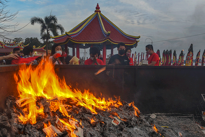 Umat Konghucu Kota Palembang melakukan ritual Cap Go Meh di Pulau Kemaro, Minggu (13/2/2022).