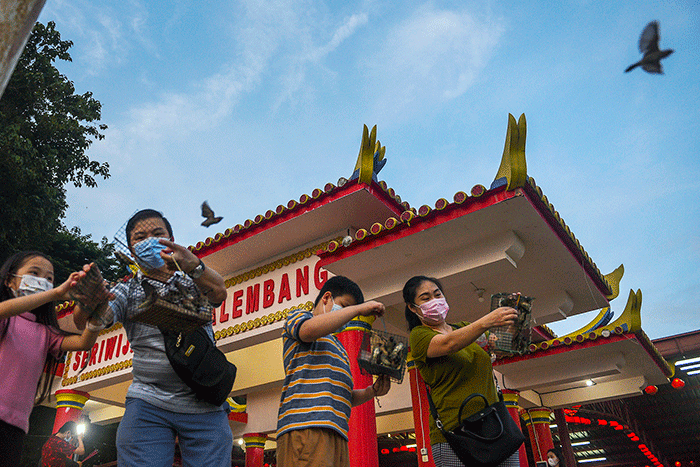 Umat Konghucu Kota Palembang melakukan ritual Cap Go Meh di Pulau Kemaro, Minggu (13/2/2022).
