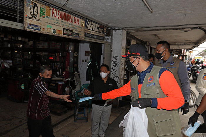 Kepala BNPB Letjen TNI Suharyanto turun menyusuri jalanan, pasar dan perkampungan Ibu Kota untuk membagikan masker kepada masyarakat.