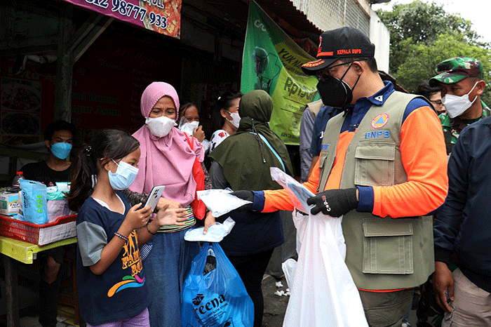 Kepala BNPB Letjen TNI Suharyanto turun menyusuri jalanan, pasar dan perkampungan Ibu Kota untuk membagikan masker kepada masyarakat.