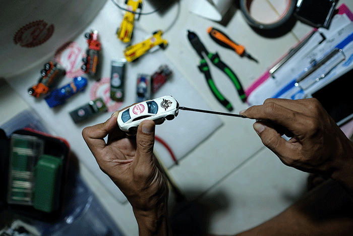 Kolektor menata koleksi mainan mobile diecast di Dely Toys, Makassar, Senin (14/2/2022).