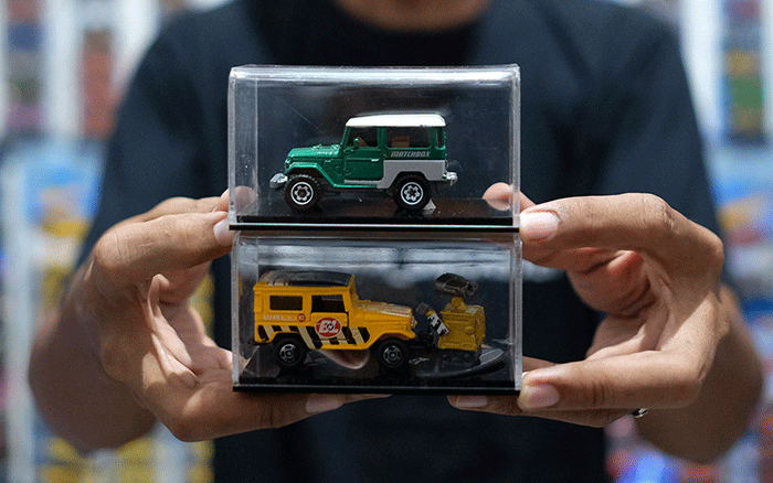 Kolektor menata koleksi mainan mobile diecast di Dely Toys, Makassar, Senin (14/2/2022).
