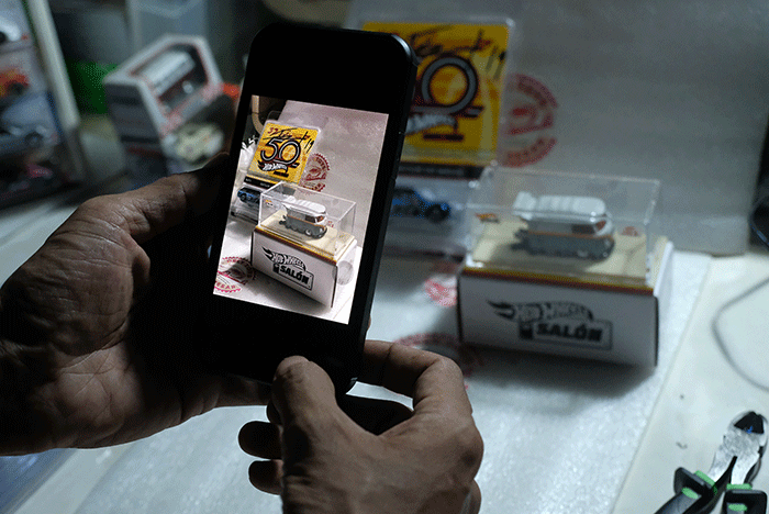 Kolektor menata koleksi mainan mobile diecast di Dely Toys, Makassar, Senin (14/2/2022).
