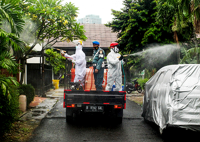 Petugas PMI melakukan penyemprotan disinfektan pada rumah warga di RW 09 Kompleks TNI AL Gandaria, Jakarta Selatan, Senin (14/2/2022).