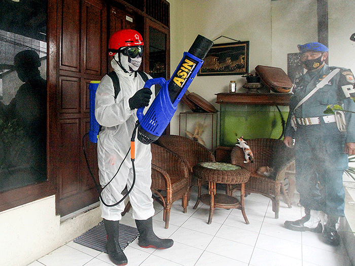 Petugas PMI melakukan penyemprotan disinfektan pada rumah warga di RW 09 Kompleks TNI AL Gandaria, Jakarta Selatan, Senin (14/2/2022).