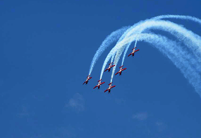 Jupiter Aerobatik Team (JAT) tampil memukau saat Opening Day Singapore Air Show 2022 yang berlangsung di Changi Exhibition Center.