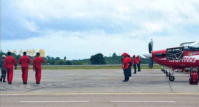 Jupiter Aerobatik Team (JAT) tampil memukau saat Opening Day Singapore Air Show 2022 yang berlangsung di Changi Exhibition Center.