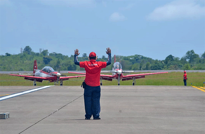 Jupiter Aerobatik Team (JAT) tampil memukau saat Opening Day Singapore Air Show 2022 yang berlangsung di Changi Exhibition Center.