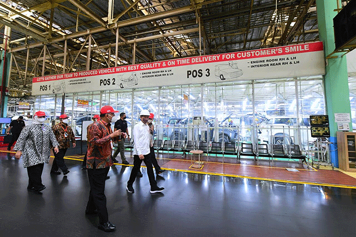Presiden Joko Widodo meninjau kegiatan produksi di PT Toyota Motor Manufacturing Indonesia, Kabupaten Karawang, Provinsi Jawa Barat.