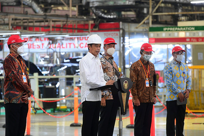 Presiden Joko Widodo meninjau kegiatan produksi di PT Toyota Motor Manufacturing Indonesia, Kabupaten Karawang, Provinsi Jawa Barat.