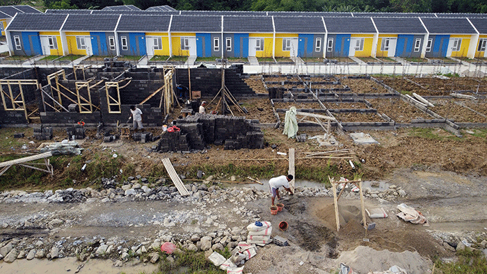 Foto udara atau foto drone pekerja beraktivitas dalam pembangunan perumahan KPR di kawasan Parung Panjang, Kabupaten Bogor, Jawa Barat, Senin (15/2/2022).