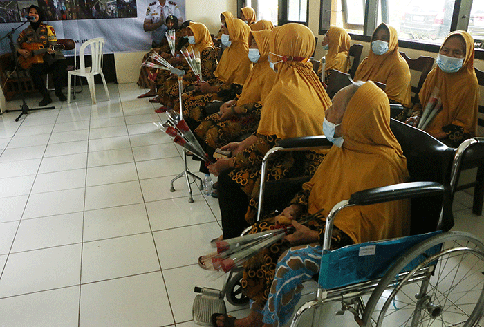 Panit 2 Siturjawali DIT Samapta Ipda Vina Putri Herlinda bersama anggota Polwan Polda Jateng membagikan bunga mawar kepada para orang tua lanjut usia.