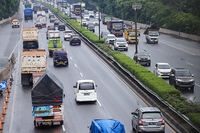 Kendaraan melintasi ruas tol di Jalan TB Simatupang, Jakarta Selatan, Selasa (15/2/2022).