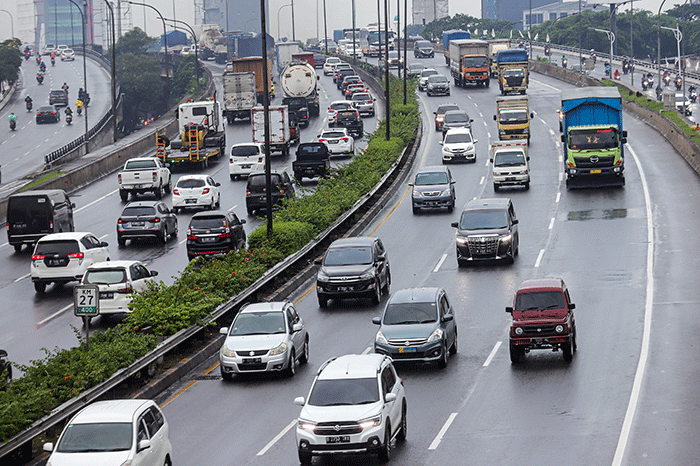 Kendaraan melintasi ruas tol di Jalan TB Simatupang, Jakarta Selatan, Selasa (15/2/2022).