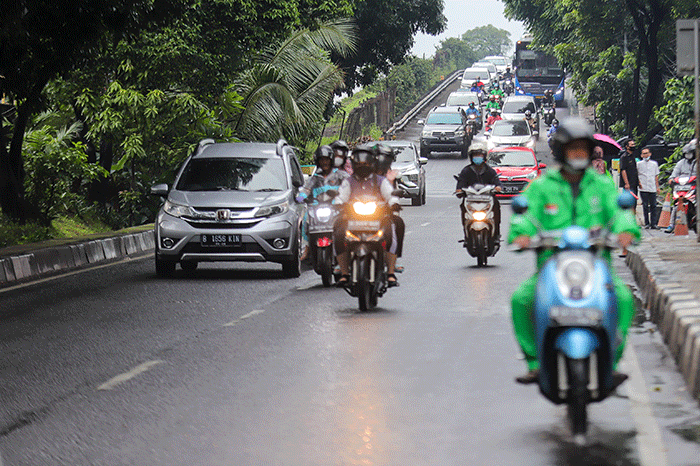 Kendaraan melintasi ruas tol di Jalan TB Simatupang, Jakarta Selatan, Selasa (15/2/2022).