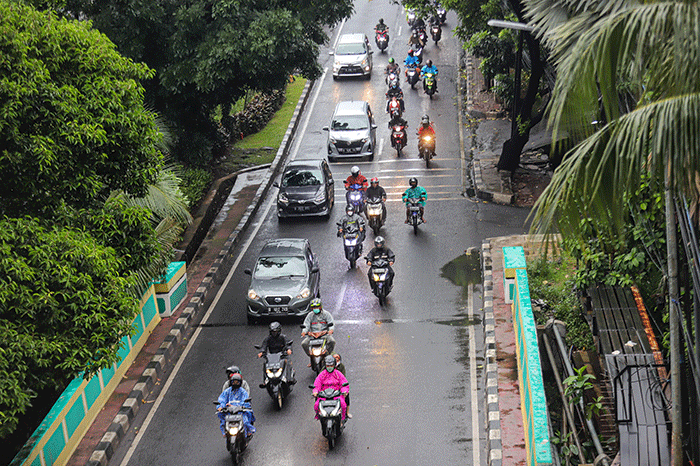 Kendaraan melintasi ruas tol di Jalan TB Simatupang, Jakarta Selatan, Selasa (15/2/2022).