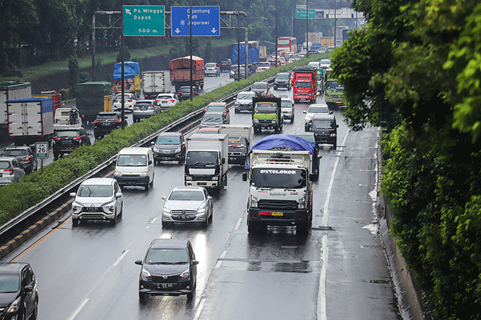 Kendaraan melintasi ruas tol di Jalan TB Simatupang, Jakarta Selatan, Selasa (15/2/2022).